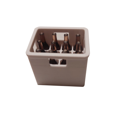 Getränkekiste weiß gefüllt mit 12 Bierflaschen